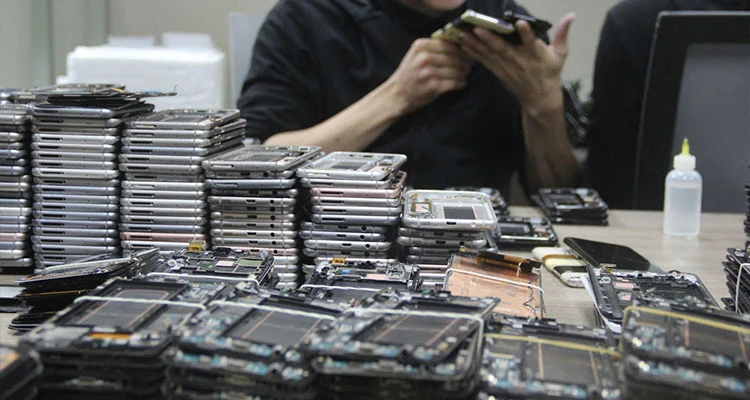 iPhone LCD-skärmpriser polariserar 2026: Varför reparationsverkstäder byter tillbaka till renoverade originalskärmar